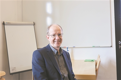 德國物理學會主席、雷根斯堡大學凝聚態(tài)物理學家克勞斯·里希特教授。駐德國記者 李山攝