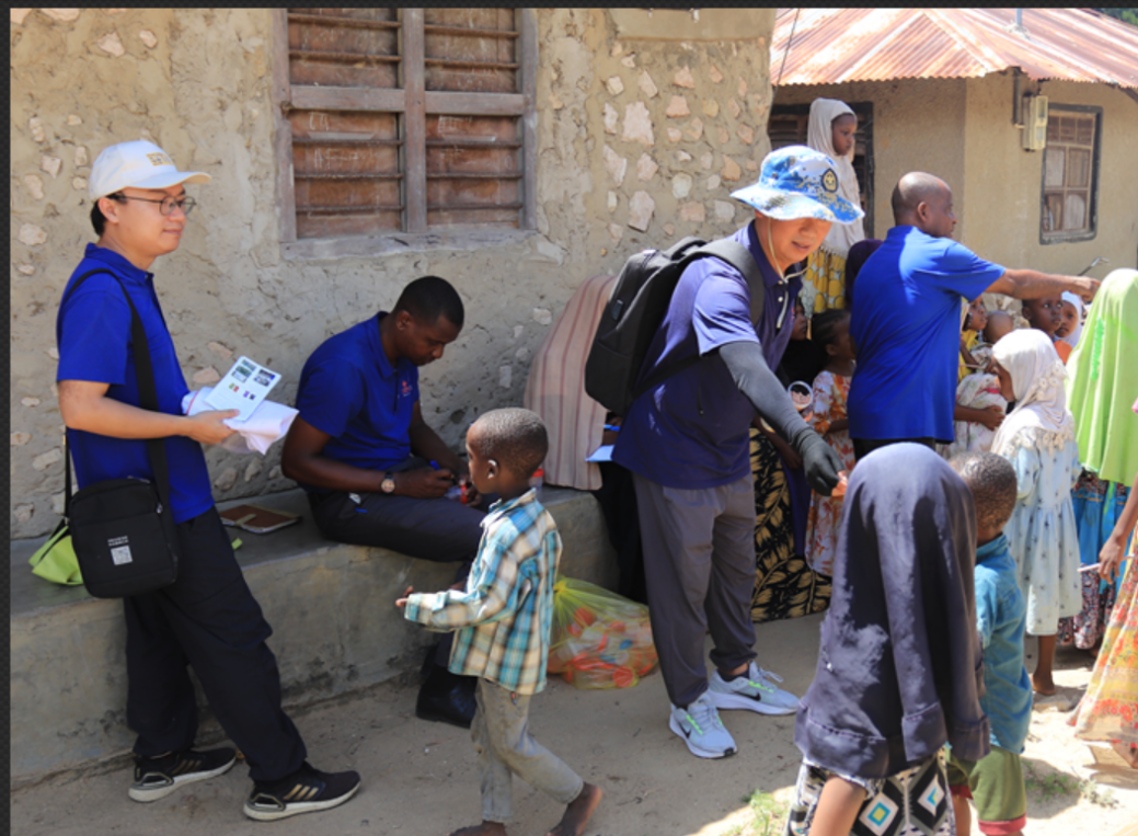 專家組向村民發(fā)放健康教育手冊和健康教育用品。專家組供圖