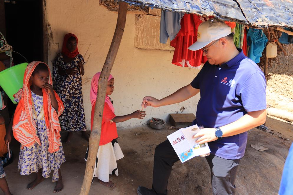 專家組向村民發(fā)放健康教育手冊和健康教育用品。專家組供圖