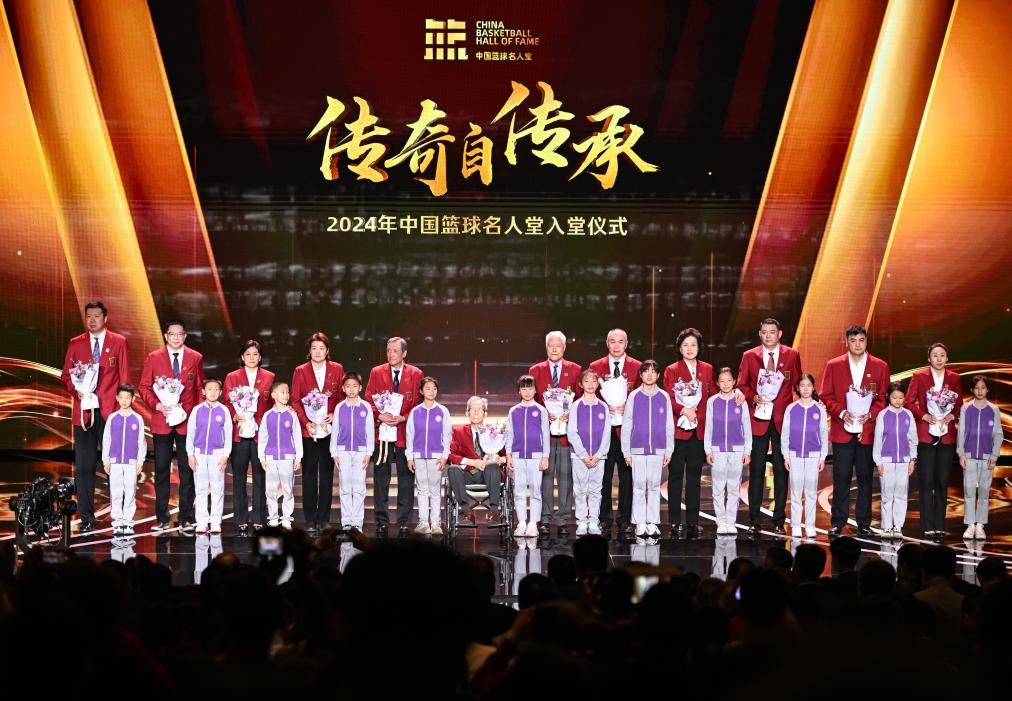 3月23日，在場的各屆中國籃球名人堂入堂人物在入堂儀式上合影留念。新華社記者 陳鐘昊 攝