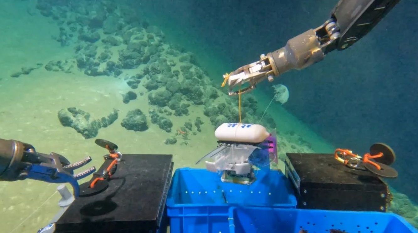 北航深海小型機(jī)器人在深海測(cè)試。校方供圖