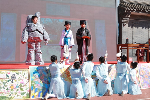 展覽開(kāi)幕式上，府學(xué)學(xué)子上演情景劇《鵝池》。府學(xué)胡同小學(xué)供圖