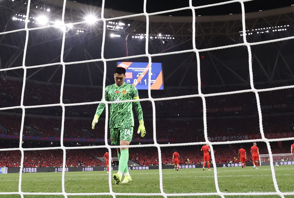 3月25日，中國隊(duì)守門員王大雷在球隊(duì)丟球后。新華社記者 曹燦 攝