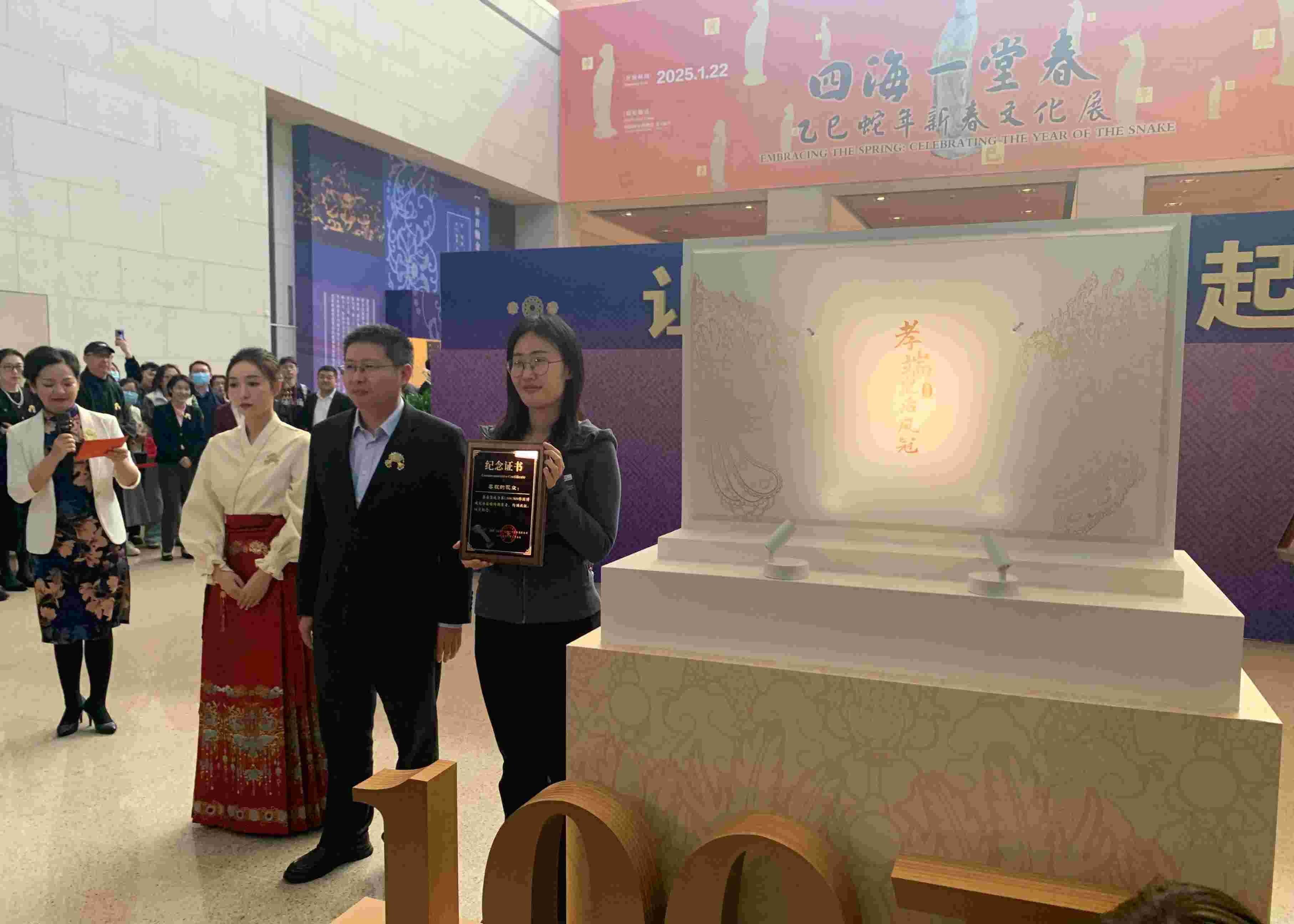 國(guó)博文創(chuàng)團(tuán)隊(duì)精心準(zhǔn)備了“紀(jì)念款鳳冠冰箱貼”和紀(jì)念證書贈(zèng)送給第100萬件鳳冠冰箱貼的購買者。人民網(wǎng)記者 劉穎穎攝