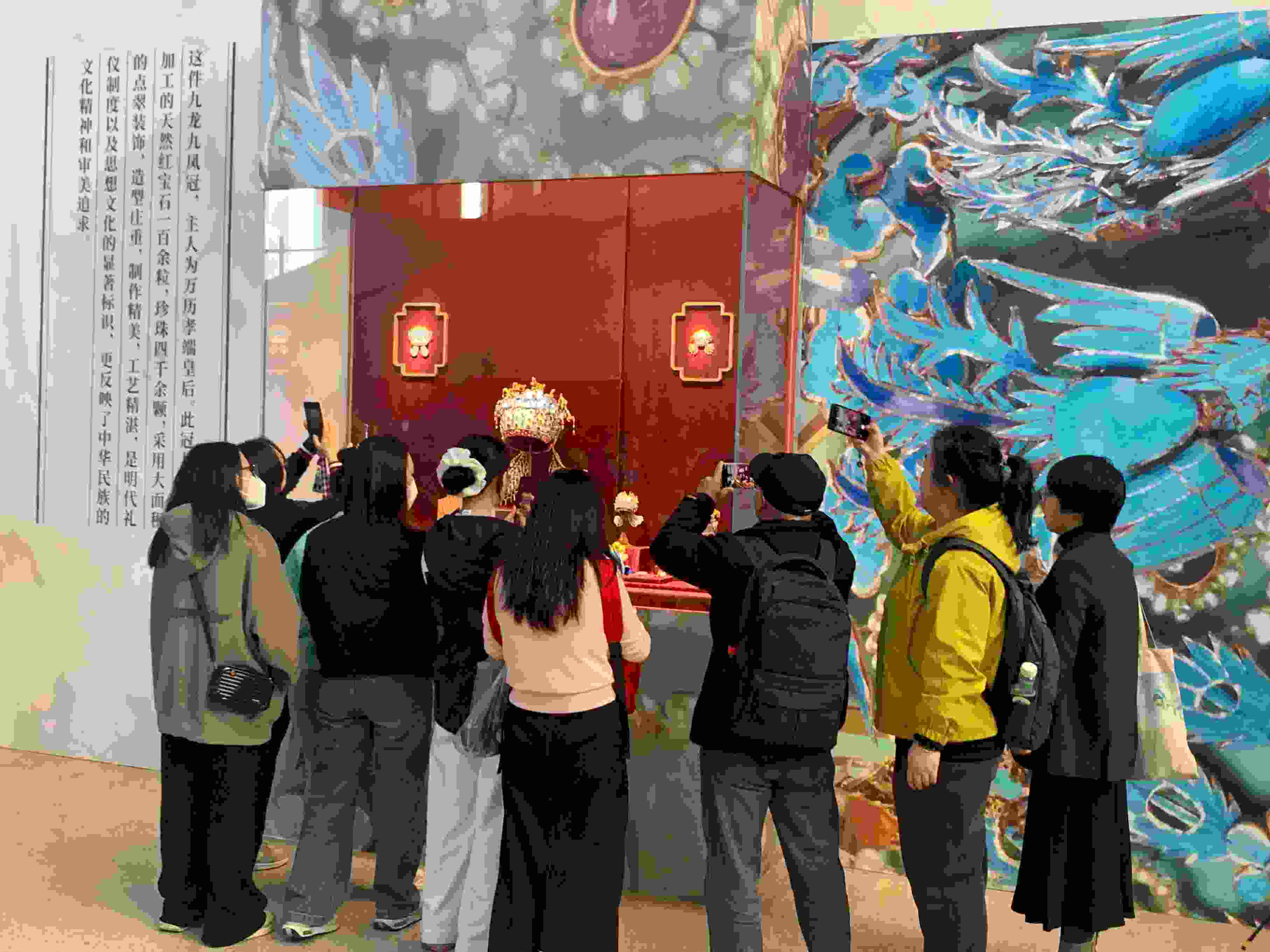 觀眾參觀國(guó)博鳳冠系列文創(chuàng)產(chǎn)品。人民網(wǎng)記者 劉穎穎攝