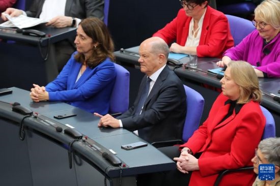 3月25日，在德國(guó)柏林，朔爾茨（中）出席新一屆德國(guó)聯(lián)邦議院首次全體會(huì)議。新華社記者 杜哲宇 攝