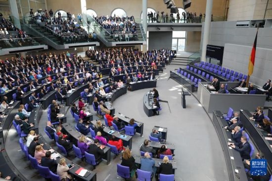 3月25日，在德國(guó)柏林，新一屆德國(guó)聯(lián)邦議院成立并召開(kāi)首次全體會(huì)議。新華社記者 杜哲宇 攝