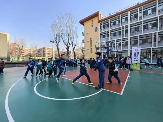 北京師范大學(xué)實(shí)驗(yàn)小學(xué)開展跳繩比賽。