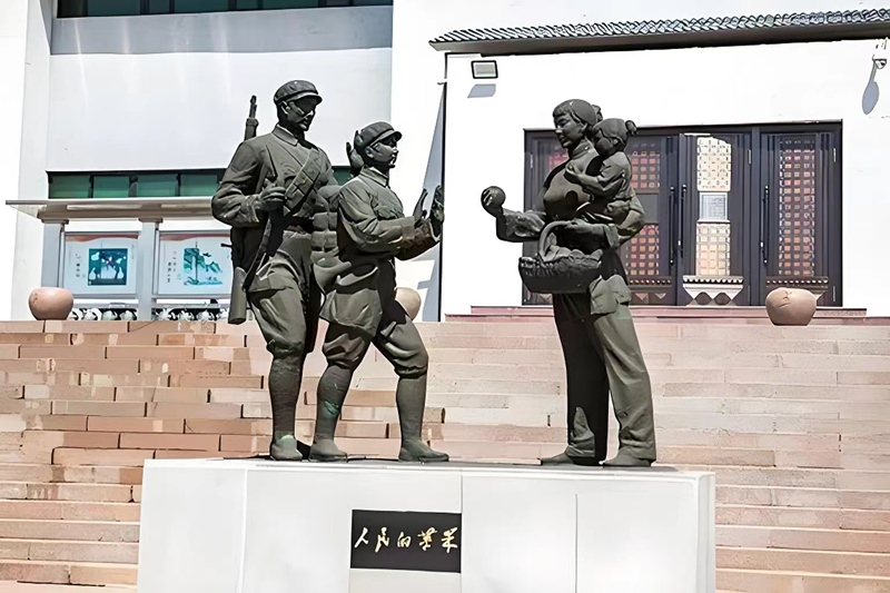 錦州蘋(píng)果廉政文化展覽館前的《人民的蘋(píng)果》主題雕塑。（由遼沈戰(zhàn)役紀(jì)念館供圖）