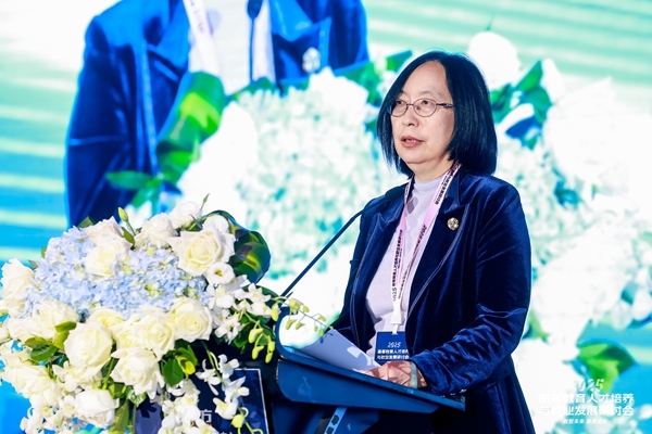 中國高等教育學(xué)會學(xué)術(shù)咨詢發(fā)展委員會委員、中國高等教育學(xué)會原副秘書長、《中國高教研究》主編王小梅。