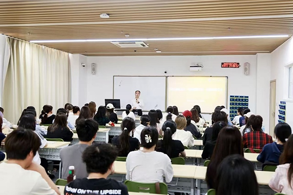 深圳職業(yè)技術(shù)大學(xué)黨委副書記、校長許建領(lǐng)為學(xué)生授課。學(xué)校供圖