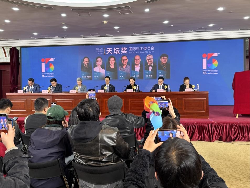 發(fā)布會現(xiàn)場公布本屆天壇獎國際評委會陣容。人民網(wǎng)記者 劉微攝