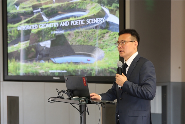 李興鋼院士做題為《勝景幾何》的主旨報告?；顒又鬓k方供圖