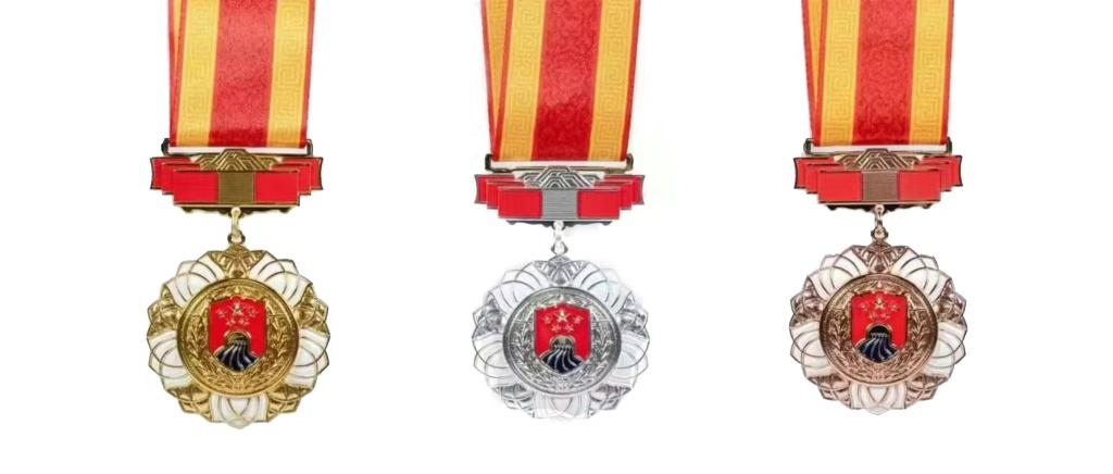 圖為戍守邊疆金質(zhì)、銀質(zhì)、銅質(zhì)紀(jì)念章。（國(guó)家移民管理局供圖）