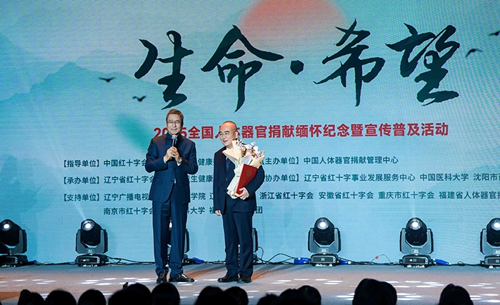 中國(guó)紅十字會(huì)副會(huì)長(zhǎng)白巖松在現(xiàn)場(chǎng)采訪“人民英雄”張定宇教授。主辦方供圖