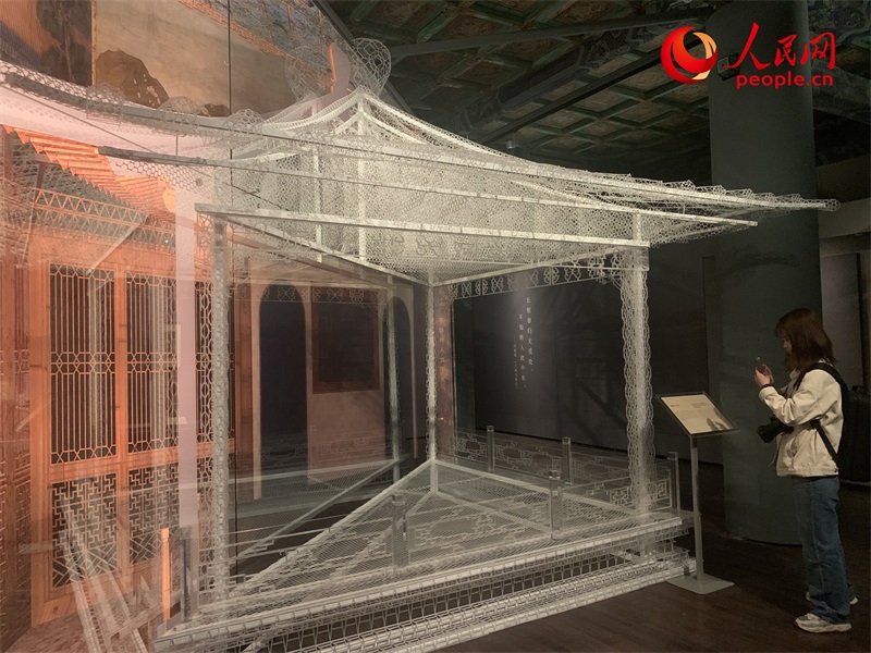 游客在故宮博物院參觀展覽。人民網(wǎng)記者 韋衍行攝