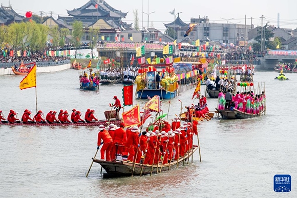 ?4月4日，選手在參加茅山會船盛會 。?新華社發(fā)（楊玉崗 攝）