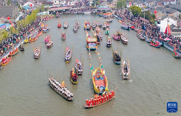 ?4月4日，選手在參加茅山會船盛會（ 無人機(jī)照片）。?新華社發(fā)（顧繼紅 攝）
