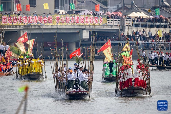 ?4月4日，選手在參加茅山會船盛會。新華社發(fā)（湯德宏 攝）