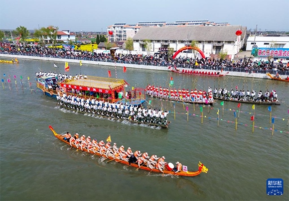 4月4日， 選手在參加茅山會船盛會（無人機(jī)照片）。新華社發(fā)（顧繼紅 攝）