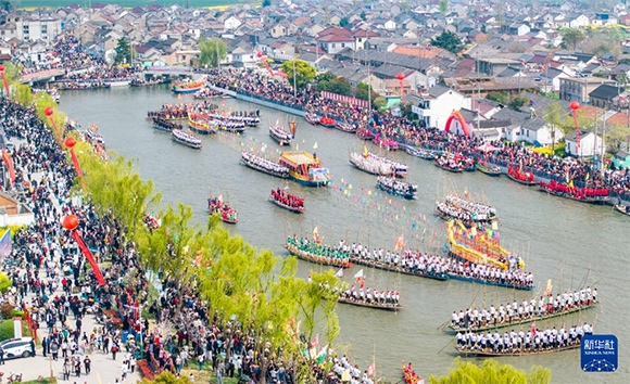 4月4日，選手在參加茅山會船盛會（無人機(jī)照片）。?新華社發(fā)（周社根 攝）