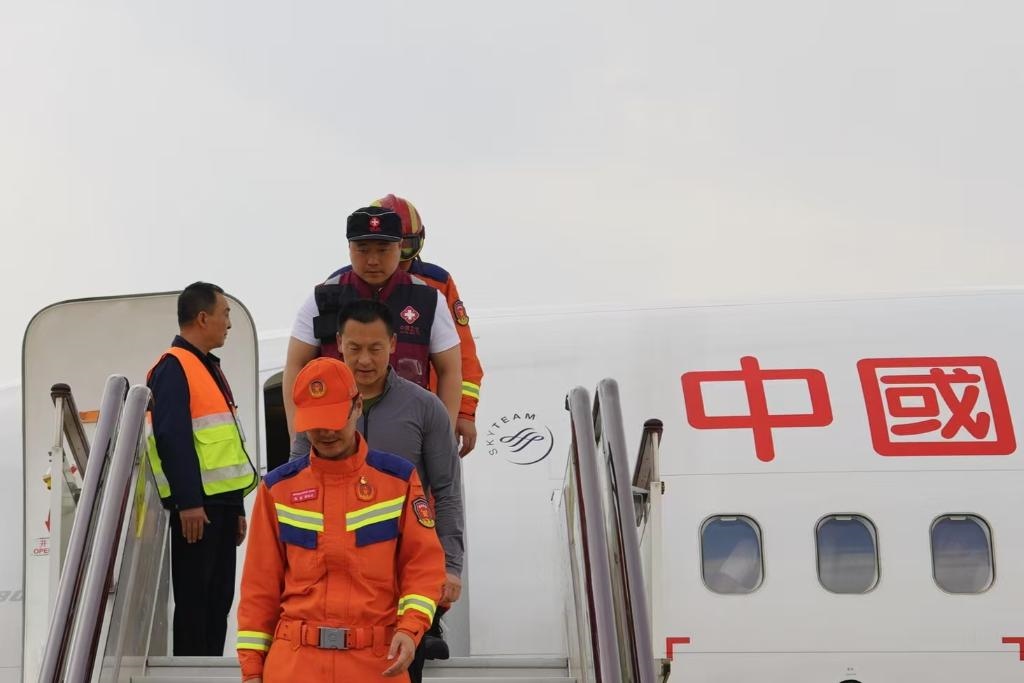 4月6日，在云南省昆明長(zhǎng)水機(jī)場(chǎng)，中國(guó)云南救援醫(yī)療隊(duì)抵達(dá)昆明。新華社記者 高詠薇 攝