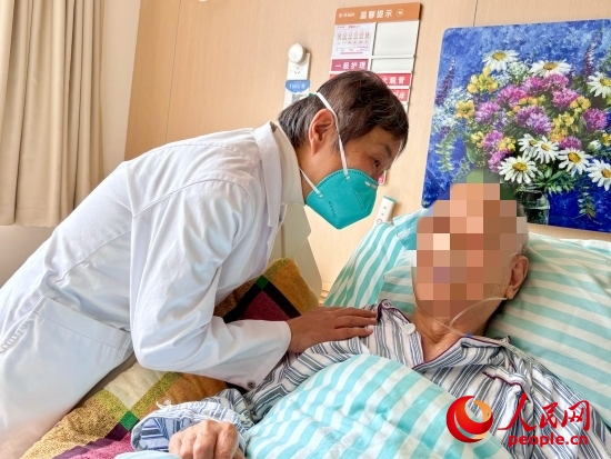 秦苑查房時詢問患者情況。人民網(wǎng) 陳葉欣攝