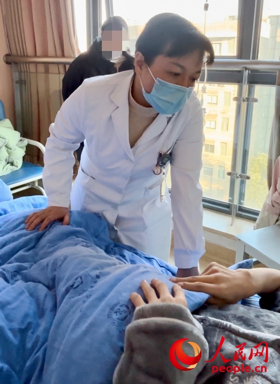 鄧茜查房時詢問患者情況。人民網(wǎng)記者 金慧慧攝