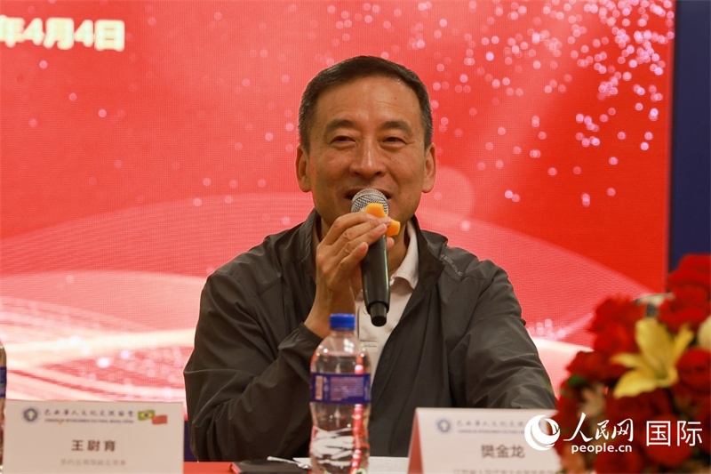 江蘇省人大常務(wù)委員會常務(wù)副主任樊金龍在座談會上致辭。人民網(wǎng)記者 陳海琪攝