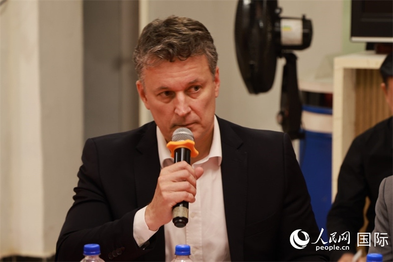 巴西中國友好協(xié)會主席恩里克·達(dá)諾布雷加在座談會上致辭。人民網(wǎng)記者 陳海琪攝