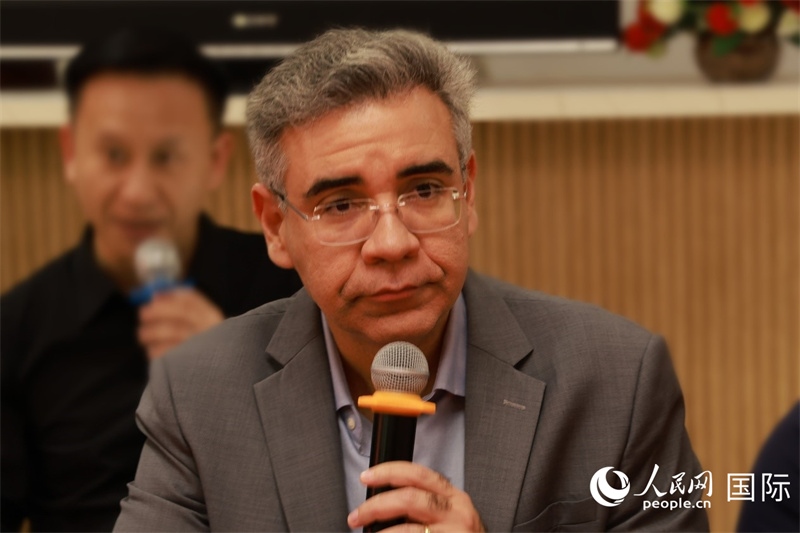 巴西弗魯米嫩塞聯(lián)邦大學(xué)教授、中國問題專家埃萬德羅·卡瓦略在座談會上致辭。人民網(wǎng)記者 陳海琪攝