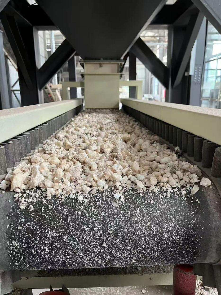 高純石英生產(chǎn)線。自然資源部供圖