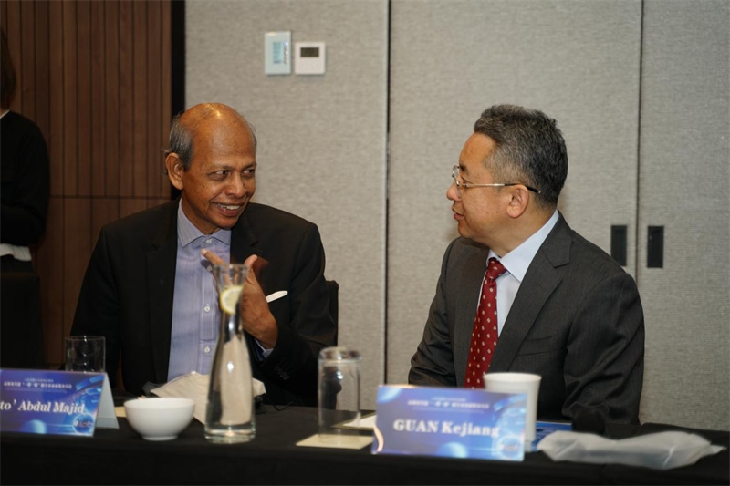 分享會(huì)現(xiàn)場(chǎng)，中方記者同與會(huì)代表進(jìn)行友好交流。林俊揚(yáng)攝