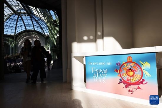 4月11日，人們?cè)诜▏?guó)巴黎大皇宮參加2025巴黎書展。新華社記者 高靜 攝