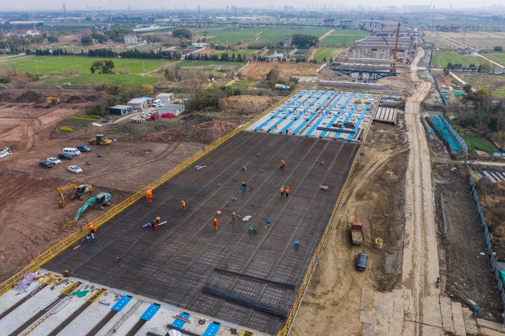 3月7日，在524國道秀洲王江涇至新塍公路工程TJ02標(biāo)段，作業(yè)人員正在進(jìn)行60米鋼混組合梁現(xiàn)澆橋面板鋼筋焊接及綁扎作業(yè)（無人機(jī)照片）。新華社記者 徐昱 攝