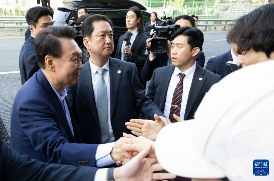 4月11日，韓國前總統(tǒng)尹錫悅（左一）在離開首爾漢南洞官邸時與支持者握手。新華社發(fā)（全休相攝）