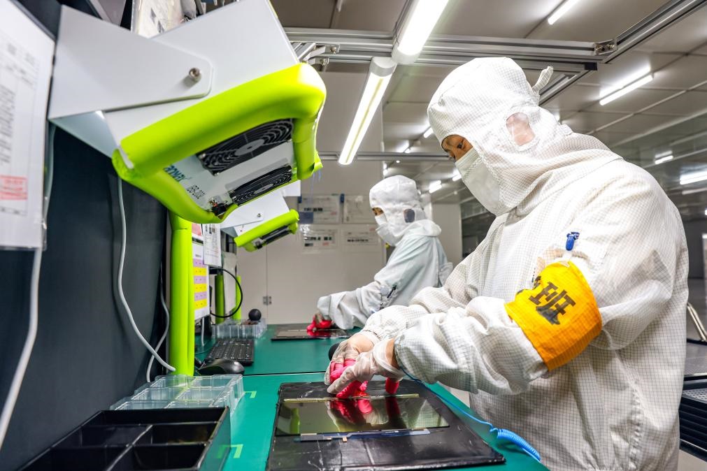 3月27日，在位于寧夏賀蘭工業(yè)園區(qū)的湯姆森電氣有限公司生產(chǎn)車間內(nèi)，工作人員制作硅膠絕緣護(hù)套。新華社記者 楊植森 攝