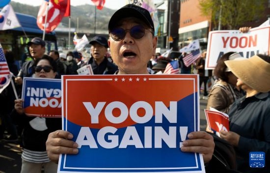 4月11日，在韓國首爾漢南洞官邸附近，支持者為韓國前總統(tǒng)尹錫悅送行。新華社發(fā)（全休相攝）