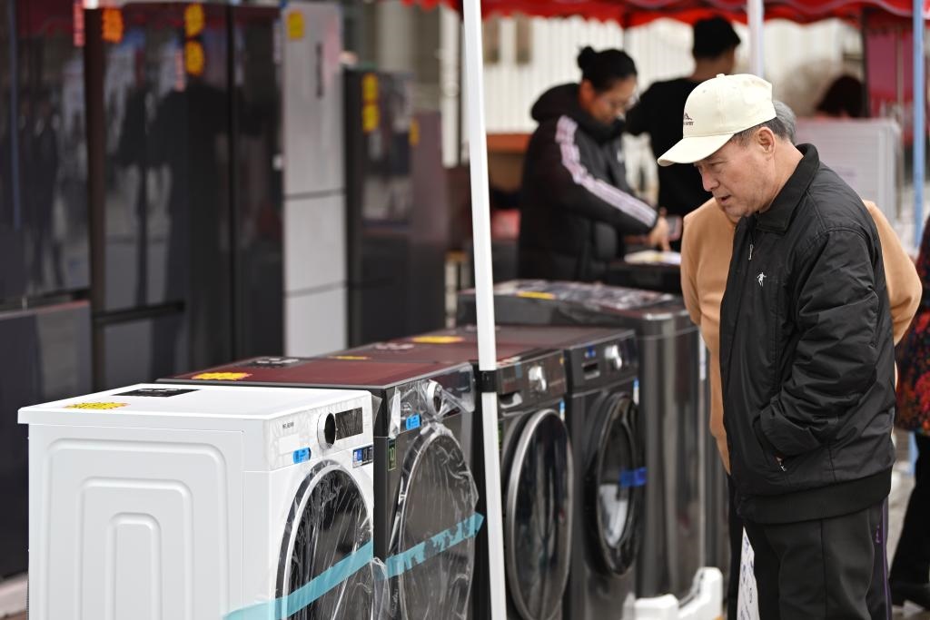 3月28日，天津市北辰區(qū)舉行2025年消費(fèi)品以舊換新惠民服務(wù)活動，吸引眾多市民前來選購。新華社記者 李然 攝