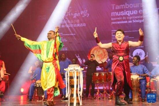 4月10日，在塞內(nèi)加爾首都達喀爾的國家大劇院，中央音樂學院進擊打擊樂團與塞內(nèi)加爾杜杜·恩迪亞耶·羅斯打擊樂團同臺演出。新華社記者 司源 攝
