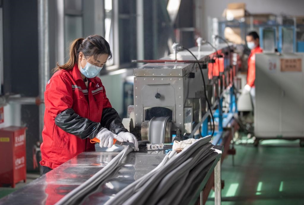 3月27日，在位于寧夏賀蘭工業(yè)園區(qū)的湯姆森電氣有限公司生產(chǎn)車間內(nèi)，工作人員制作硅膠絕緣護(hù)套。新華社記者 楊植森 攝