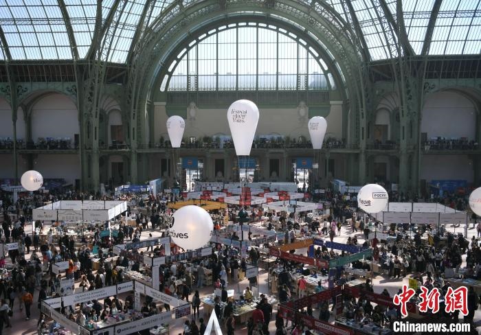 當(dāng)?shù)貢r(shí)間4月11日，2025年巴黎圖書節(jié)在巴黎大皇宮揭幕。圖為巴黎大皇宮的圖書節(jié)現(xiàn)場(chǎng)。中新社記者 李洋 攝