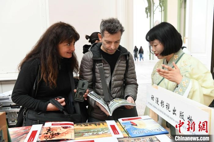 當(dāng)?shù)貢r(shí)間4月11日，2025年巴黎圖書節(jié)在巴黎大皇宮揭幕。中國出版代表團(tuán)攜千余種中國精品圖書亮相展會(huì)。 中新社記者 李洋 攝