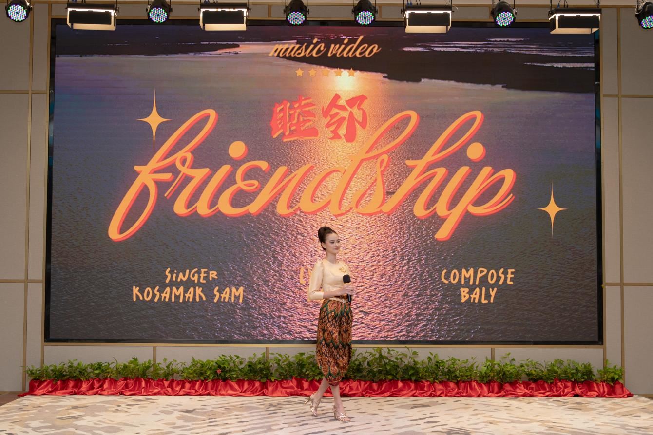 柬埔寨歌手珂撒瑪演唱紀錄片《睦鄰·柬埔寨》主題曲。柬埔寨數(shù)字電視有限公司供圖