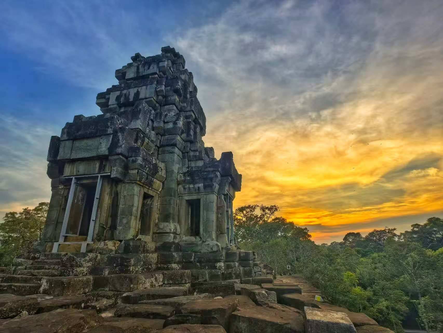 由中國(guó)專家修復(fù)的茶膠寺最高處的砂巖塔。（人民日?qǐng)?bào)記者強(qiáng)薇 攝）