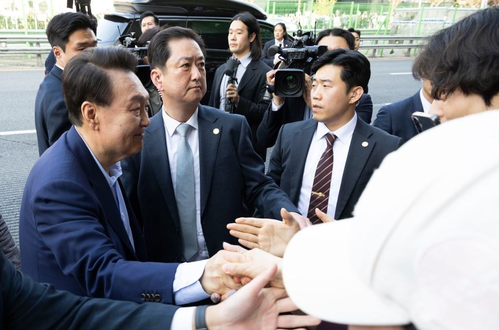 4月11日，韓國(guó)前總統(tǒng)尹錫悅（左一）在離開首爾漢南洞官邸時(shí)與支持者握手。新華社發(fā)（全休相攝）