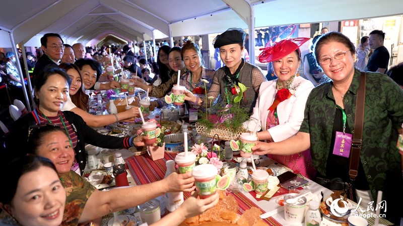 海外華僑在活動現(xiàn)場品嘗“家鄉(xiāng)味”。人民網(wǎng)記者 符武平攝