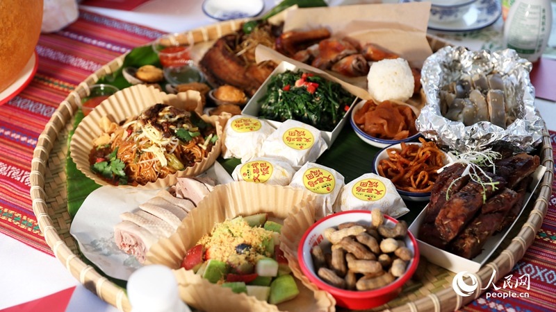 長桌宴上擺滿了海南特色佳肴。人民網(wǎng)記者 符武平攝