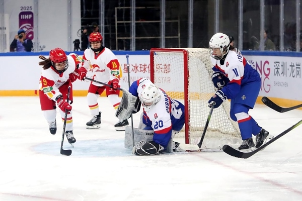中國隊球員孔明會(左一)射門。圖片來源：中國冰球協(xié)會