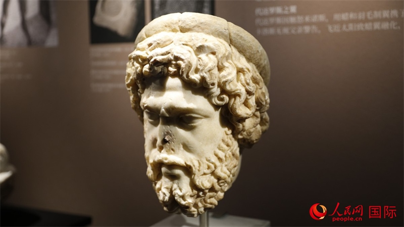 阿斯克勒庇俄斯大理石頭像。4月14日，來(lái)自希臘伊拉克利翁考古博物館的文物在故宮博物院展出。（人民網(wǎng) 張澤宇攝）